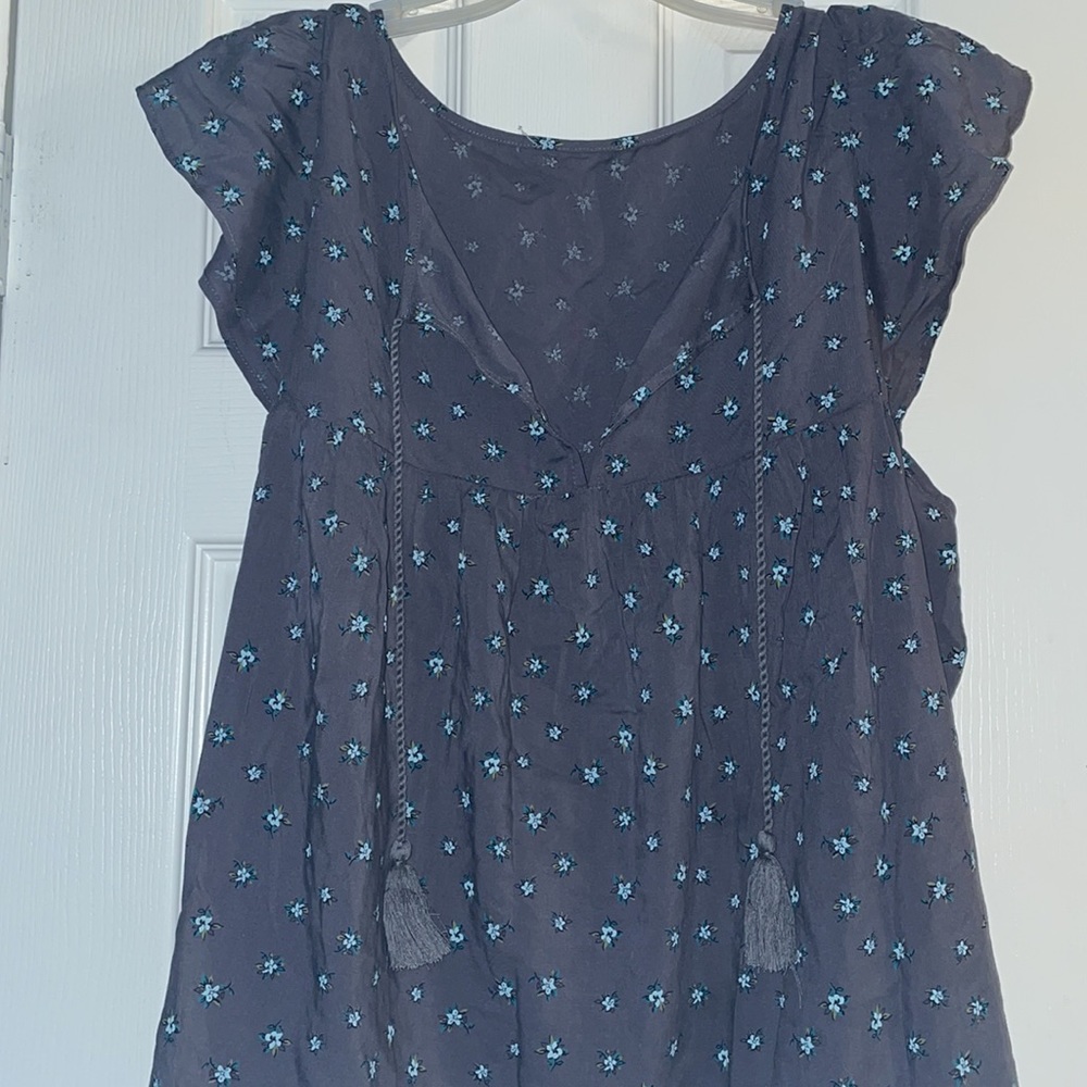 Women’s Top - Picture 2 of 8
